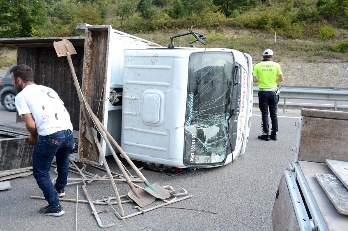 Sinop\'ta inşaat malzemesi yüklü kamyonet devrildi: 1 yaralı