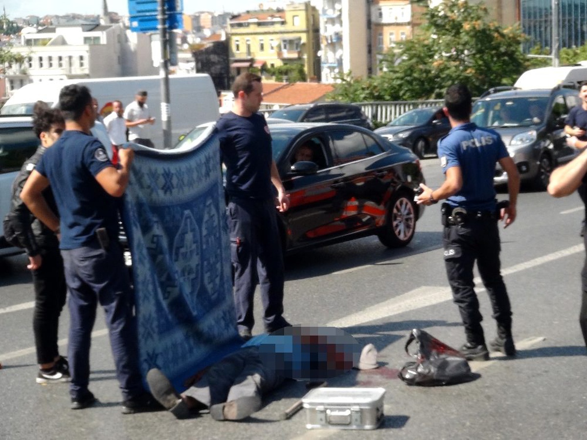 Taksim\'de yolun karşısına geçmeye çalışırken motosiklet çarptı