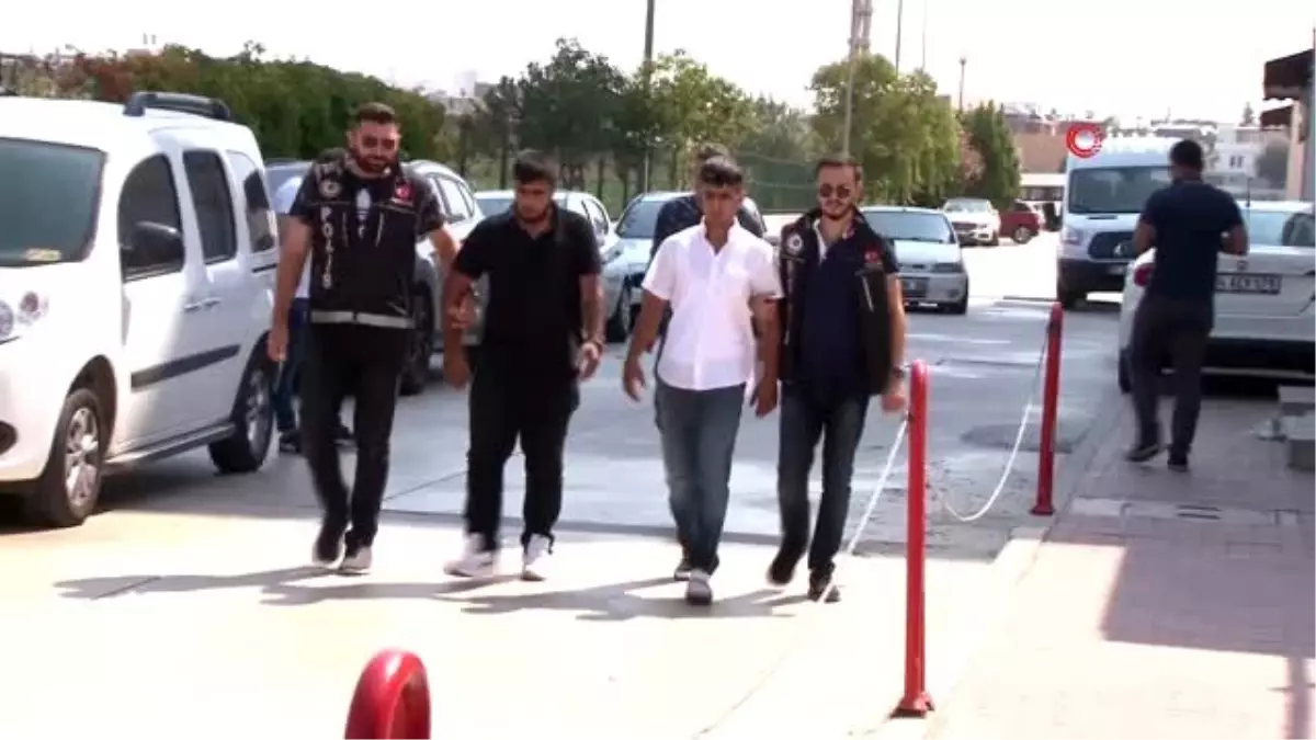 Torbacı polisi görünce, uyuşturucuyu karısının sütyenine sakladı