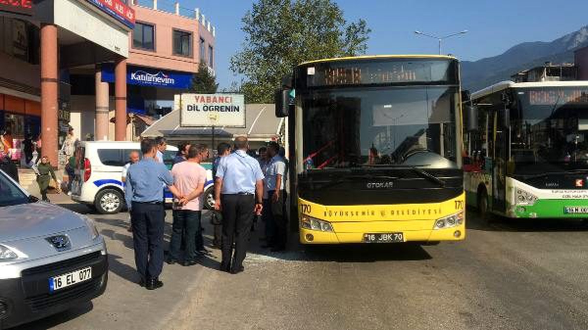 Yol vermediğini öne sürdükleri otobüsün camını kırıp şoförü darbettiler