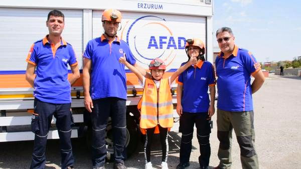 10 yaşındaki naz ödev için deprem tatbikatı yaptı, afad\'la enkaza girdi