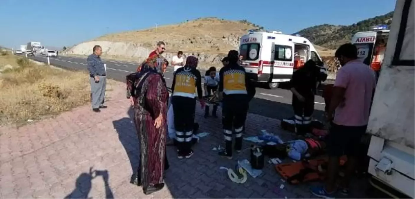 Ambulans helikopter, yaralı berre için karayoluna indi