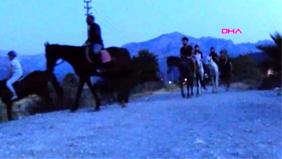 Antalya turistler at üstünde plaj turu yapıp, gün doğumunu izliyor