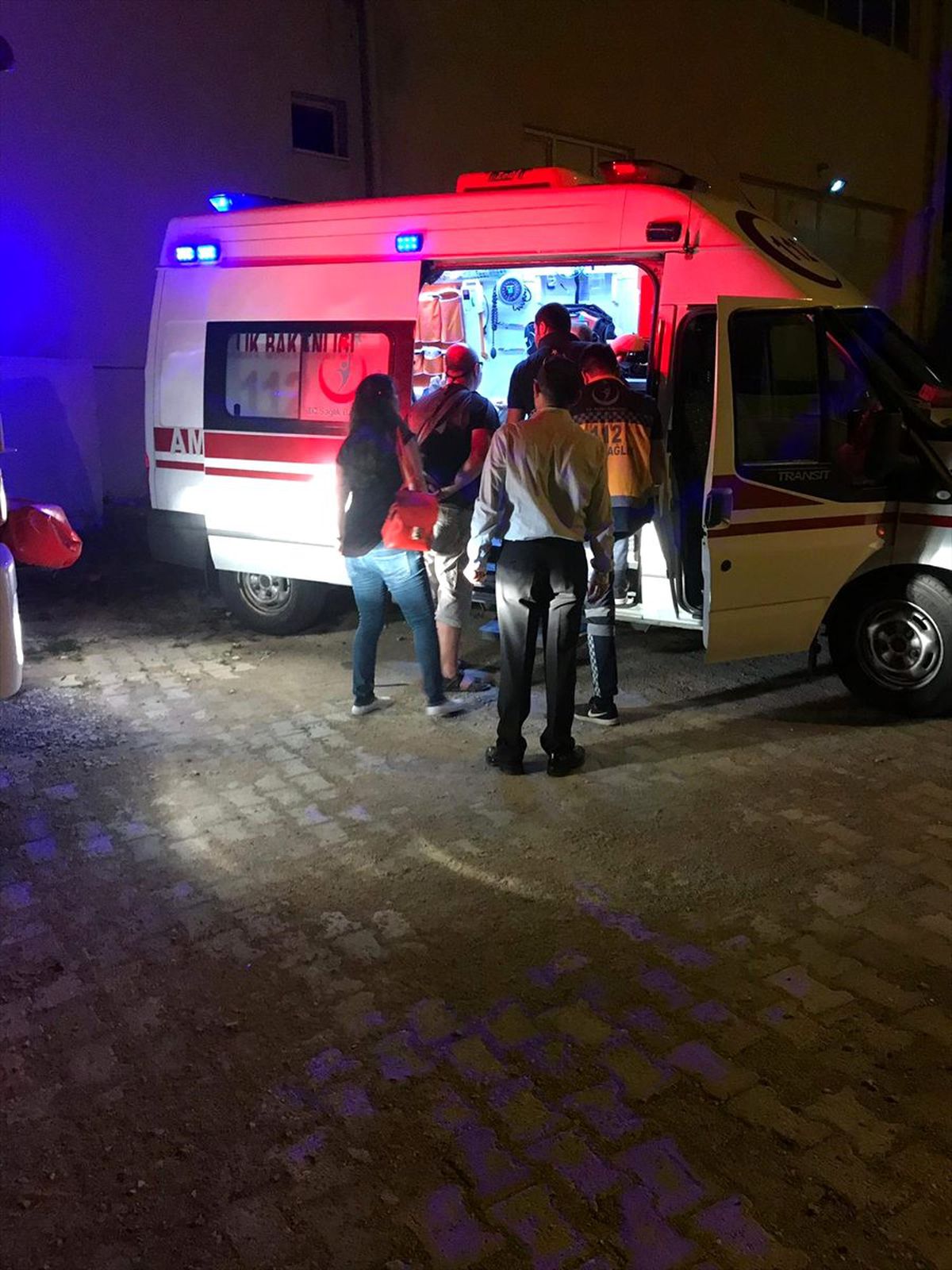 Asansörde mahsur kalan 6 kişiyi itfaiye kurtardı