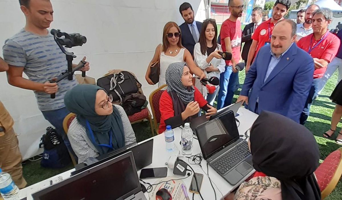 Bakan Varank Genç Hackathon yarışmacılarını ziyaret etti