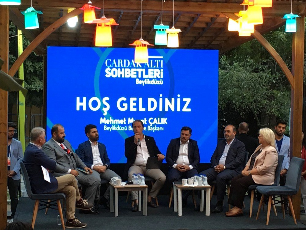 Beylikdüzü\'nde siyasi parti başkanları Çardak Altı söyleşilerinde bir araya geldi