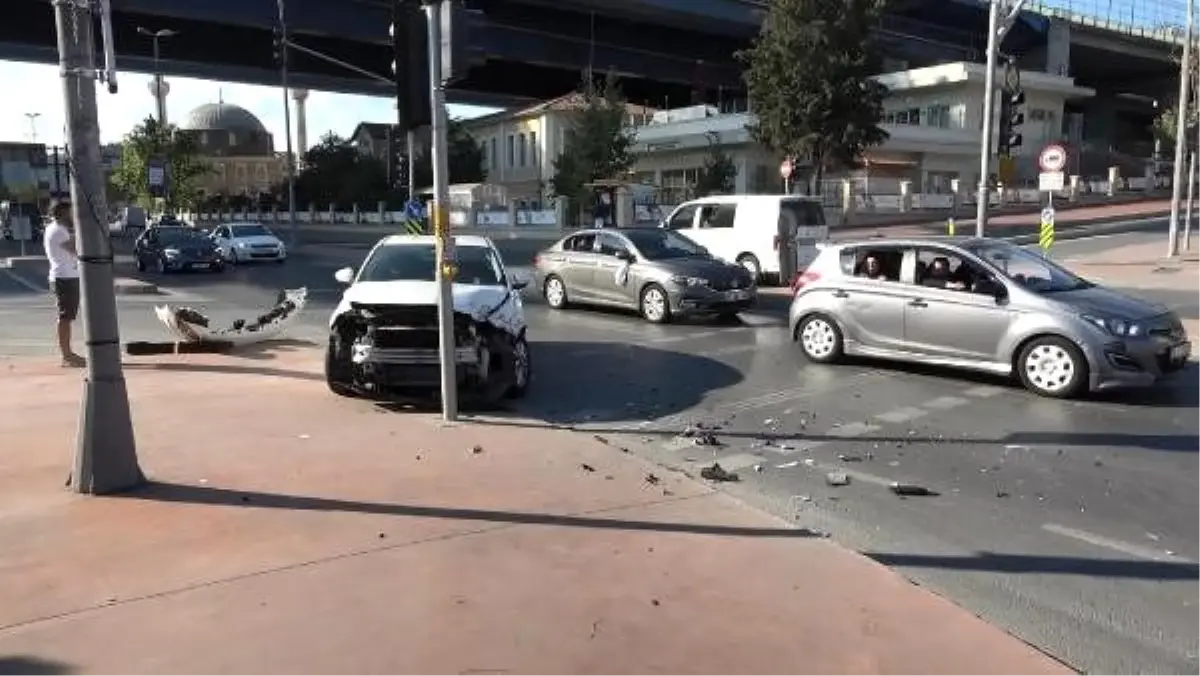 Beyoğlu\'nda çevik kuvvet otobüsü kaza yaptı: 2 polis yaralı