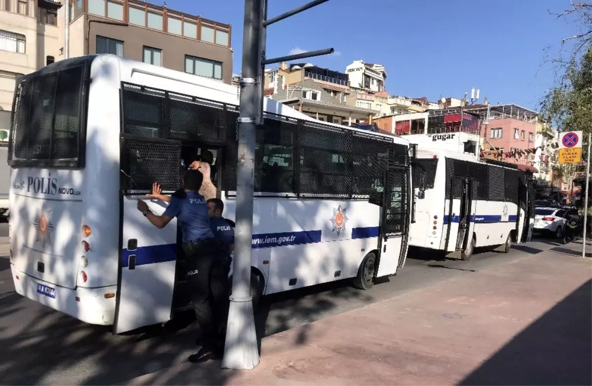 Beyoğlu\'nda Çevik Kuvvet otobüsü kazaya karıştı: 2 yaralı