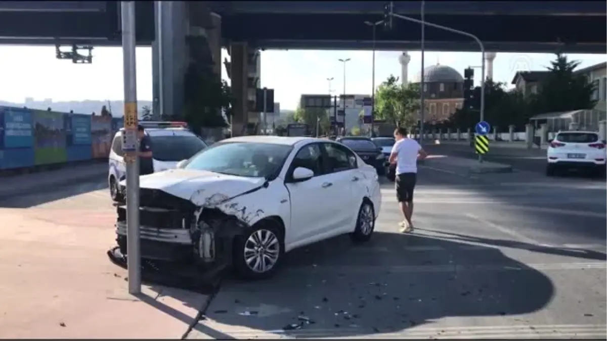 Beyoğlu\'nda polis midibüsü otomobille çarpıştı