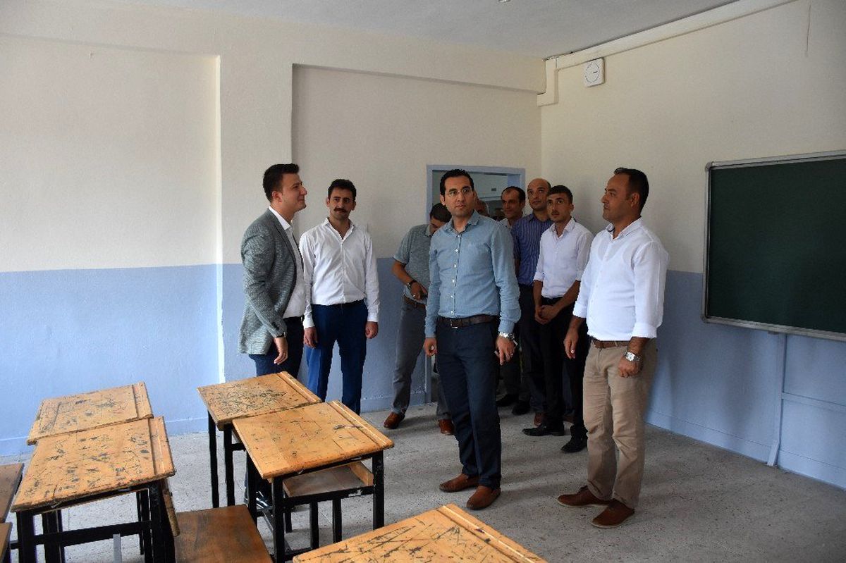 Boyabat\'ta yükümlüler okul boyadılar