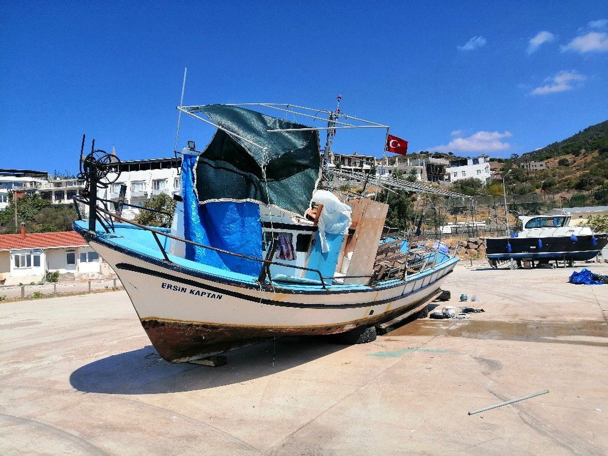 Çanakkale\'de trol teknesinin çarptığı teknedeki 10 kişi ölümden döndü