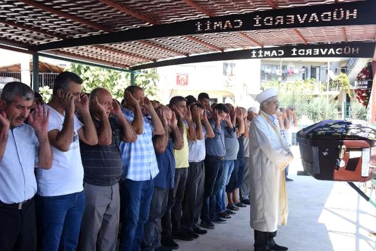 Emekli polis memuru eşini sırtından 3 kurşunla vurmuş