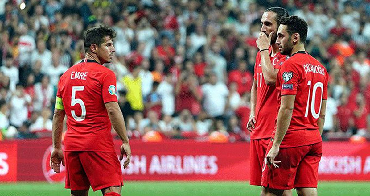 Emre Belözoğlu maç sonunda omuzlara alındı!