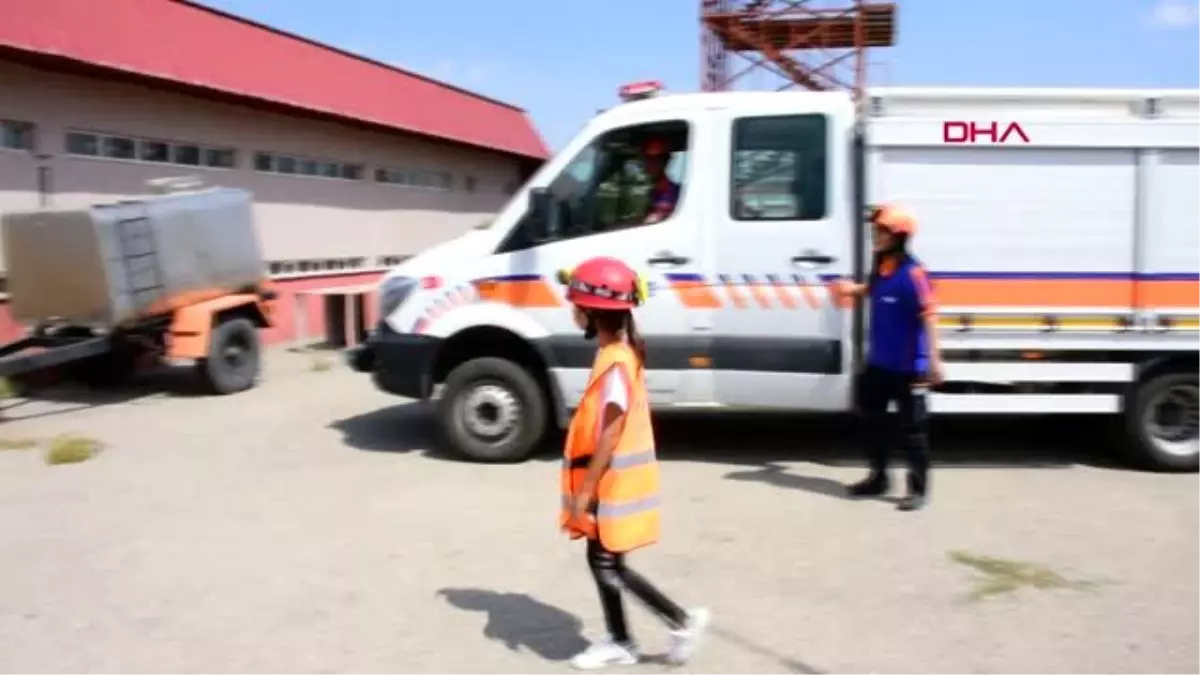 Erzurum 10 yaşındaki naz ödev için deprem tatbikat yaptı, afad\'la enkaza girdi
