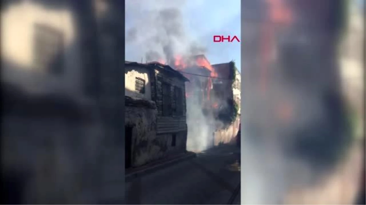 Fatih\'te tarihi ahşap binada yangın