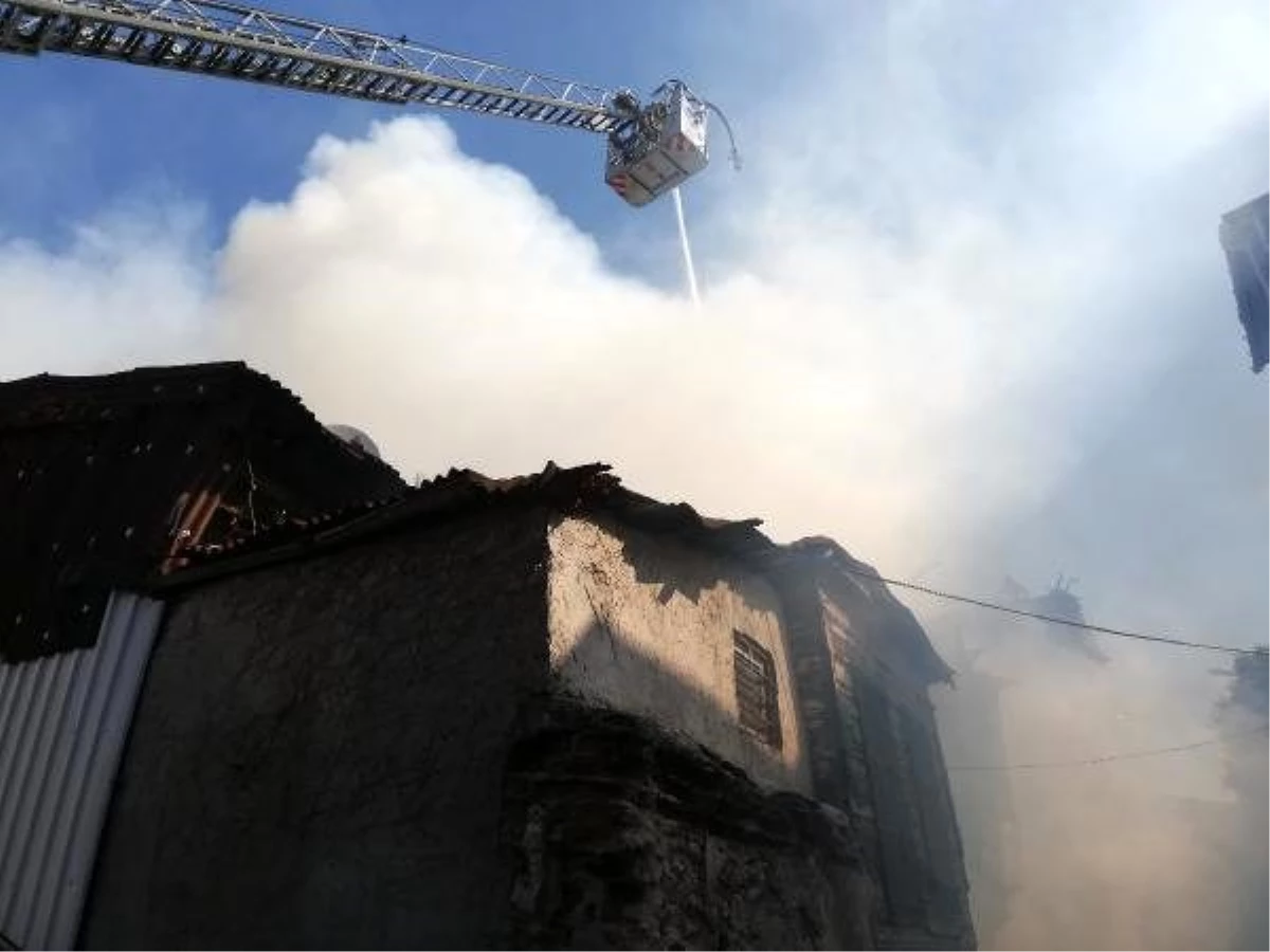 Fatih\'te tarihi ahşap binada yangın (2)