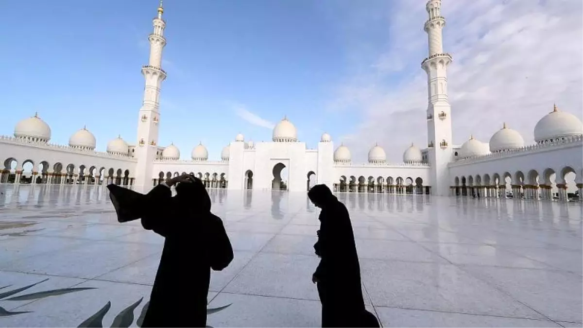 Fransa\'da kadın ve erkeklerin aynı safta namaz kılabilecekleri cami açılıyor