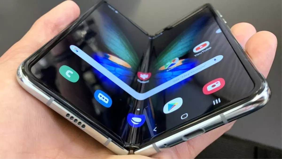 Samsung ilk katlanabilir ekranlı akıllı telefonu Galaxy Fold\'u piyasaya sürdü