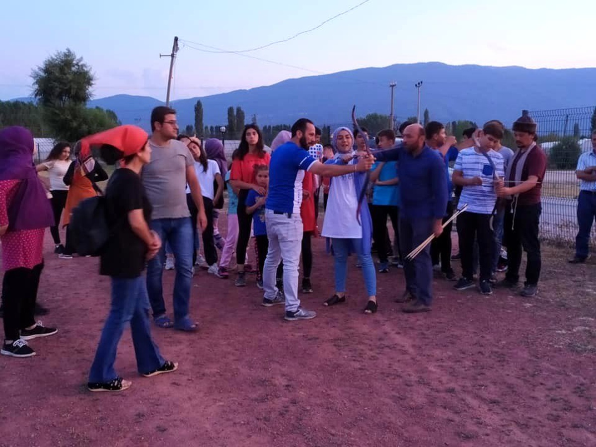 Gençlik kampında geleneksel okçuluk eğitimi