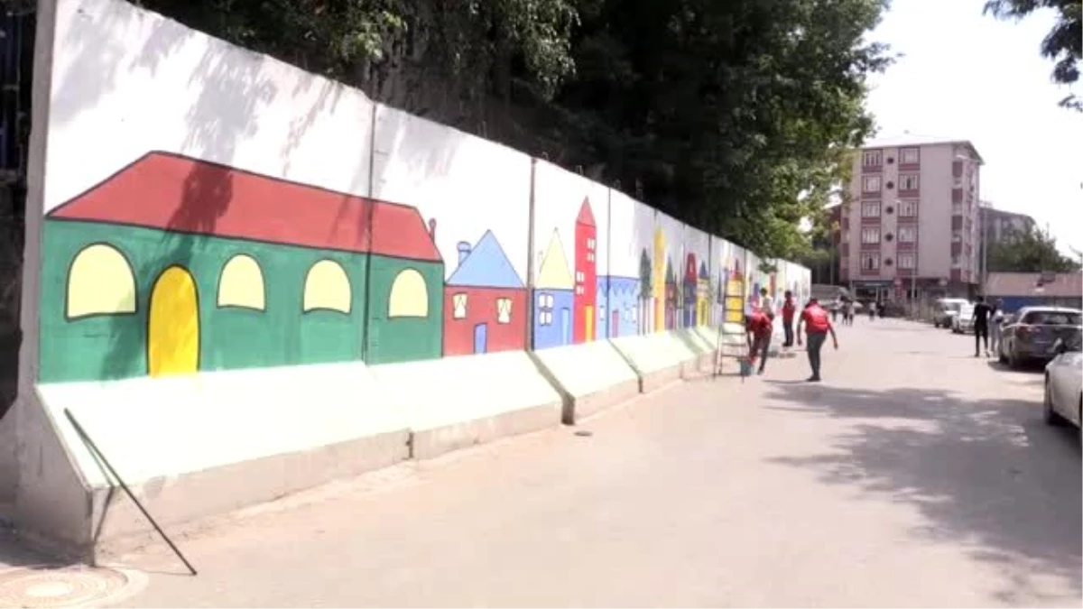 Gönüllü gençler kurumların beton bariyerlerini boyadı