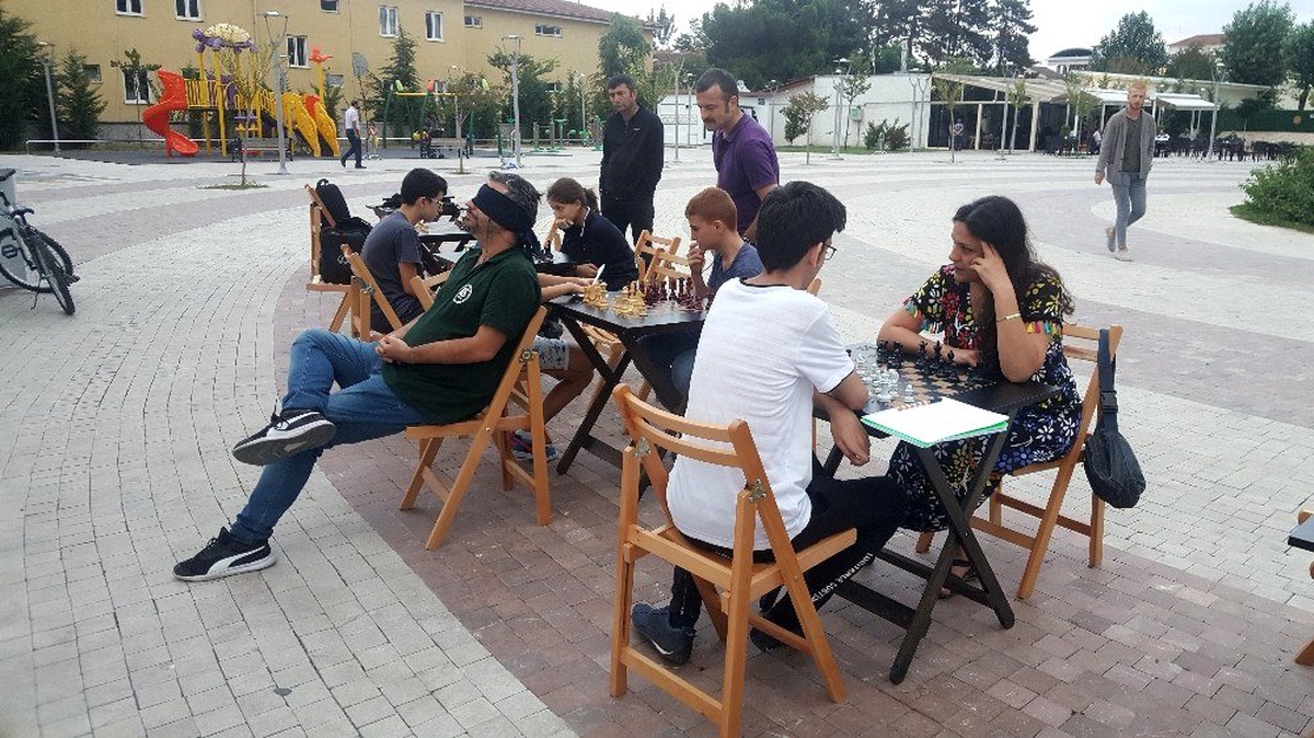 Gözleri kapalı, sırtı dönük şekilde 3 kişiye karşı satranç oynadı