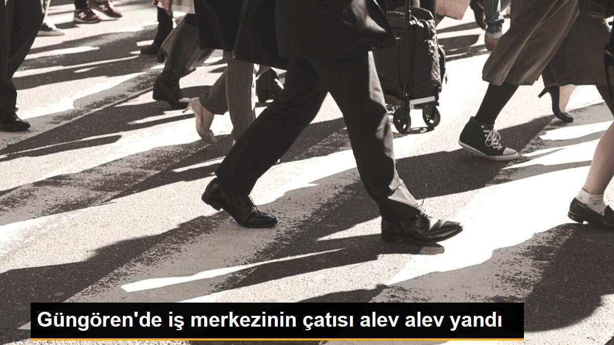 Güngören\'de iş merkezinin çatısı alev alev yandı
