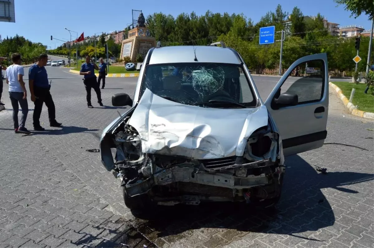 Hafif ticari araç ile kamyonet çarpıştı: 5 yaralı