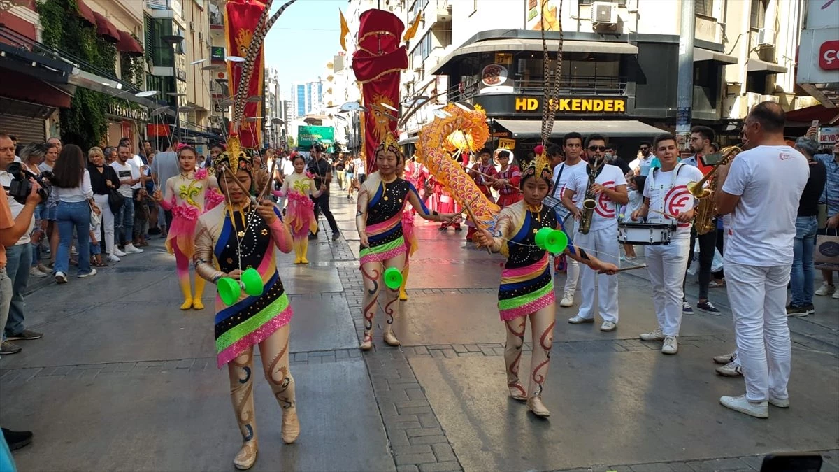 İzmir\'de Çin Devlet Sirki gösteri yaptı