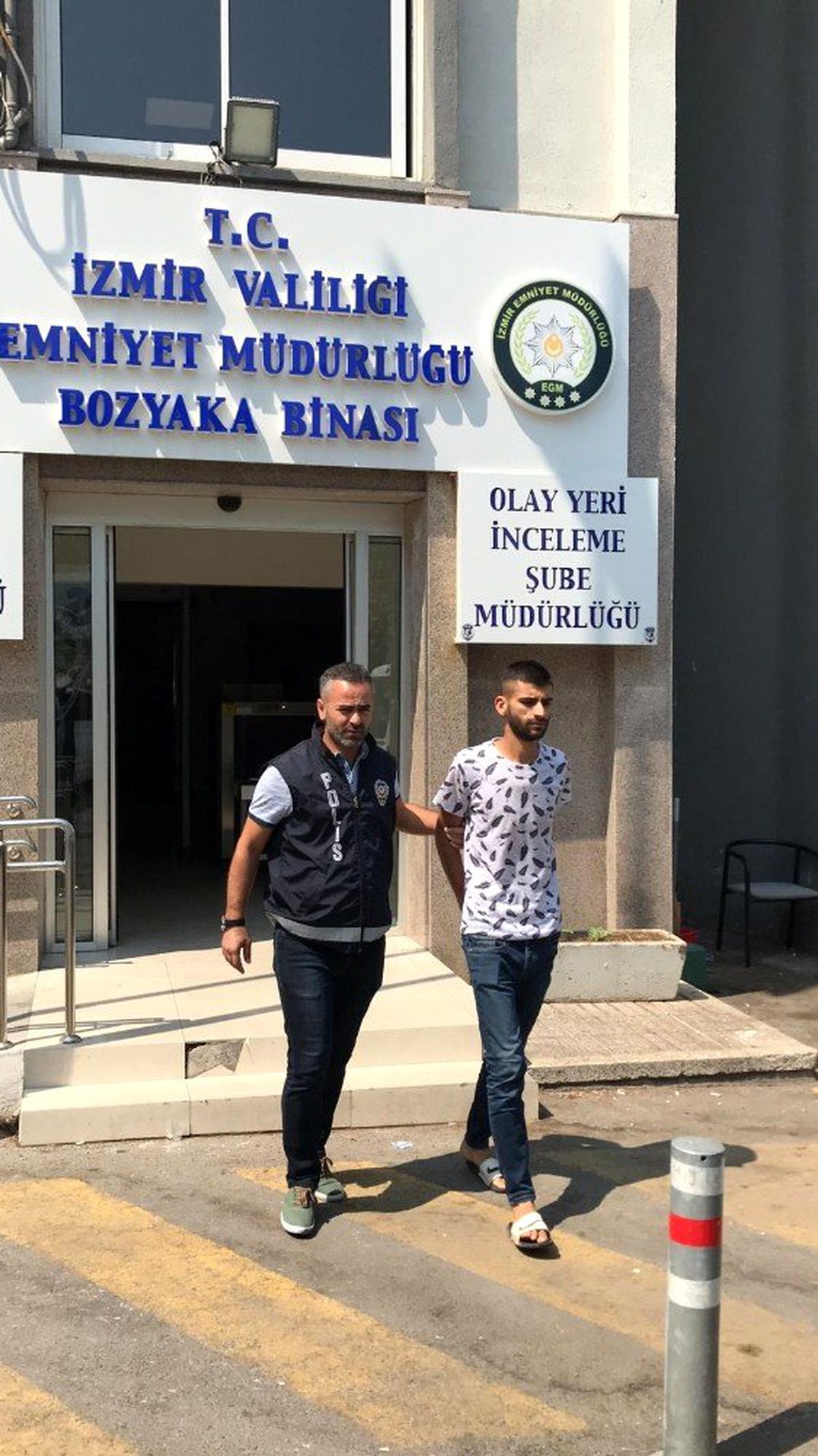İzmir\'de cinayet zanlısı baba ile 2 oğlu tutuklandı