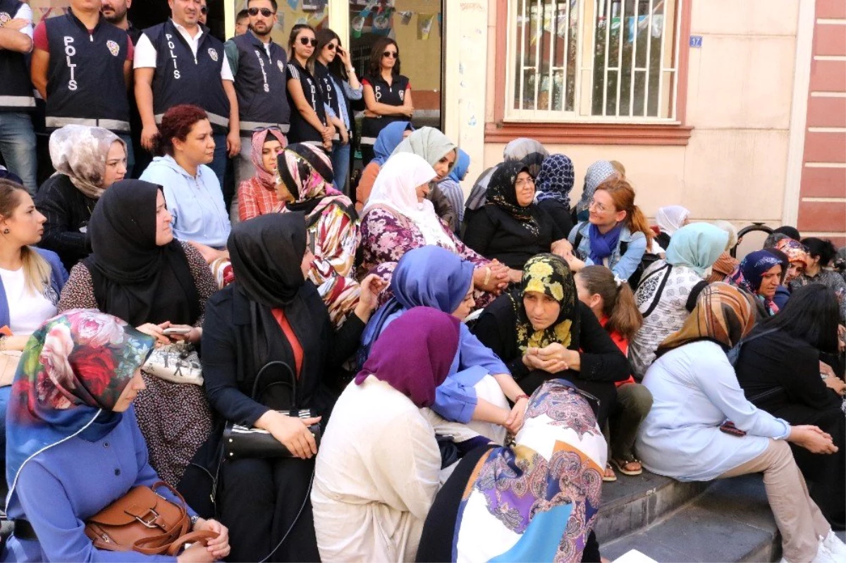 KADEM\'den, HDP önünde eylem yapan ailelere destek ziyareti