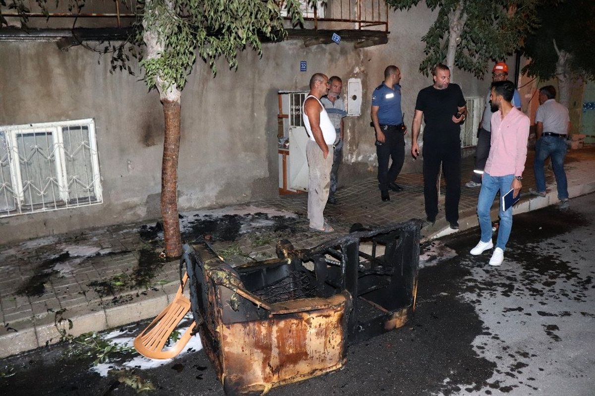 Kaldırımda alev alan koltuk evde yangın çıkarıyordu