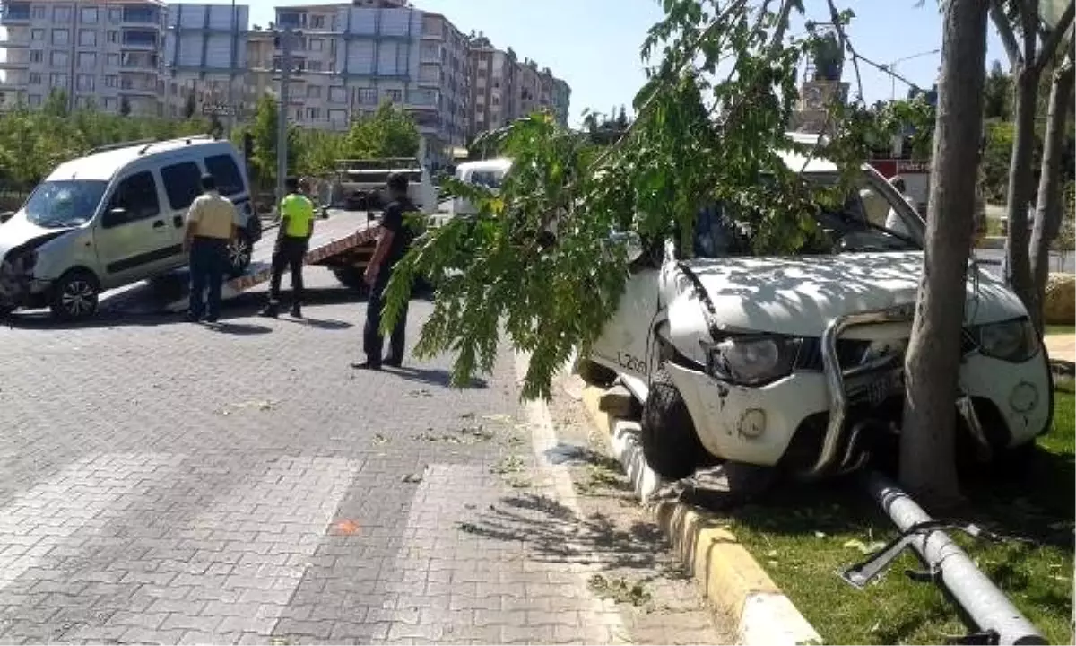 Kamyonet ile hafif ticari araç çarpıştı: 6 yaralı