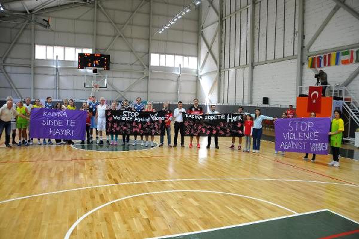 Kartepe\'nin zirvesinde basketbolculardan kadına şiddete tepki
