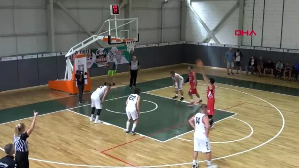 Kocaeli kartepe\'nin zirvesinde basketbolculardan kadına şiddete tepki
