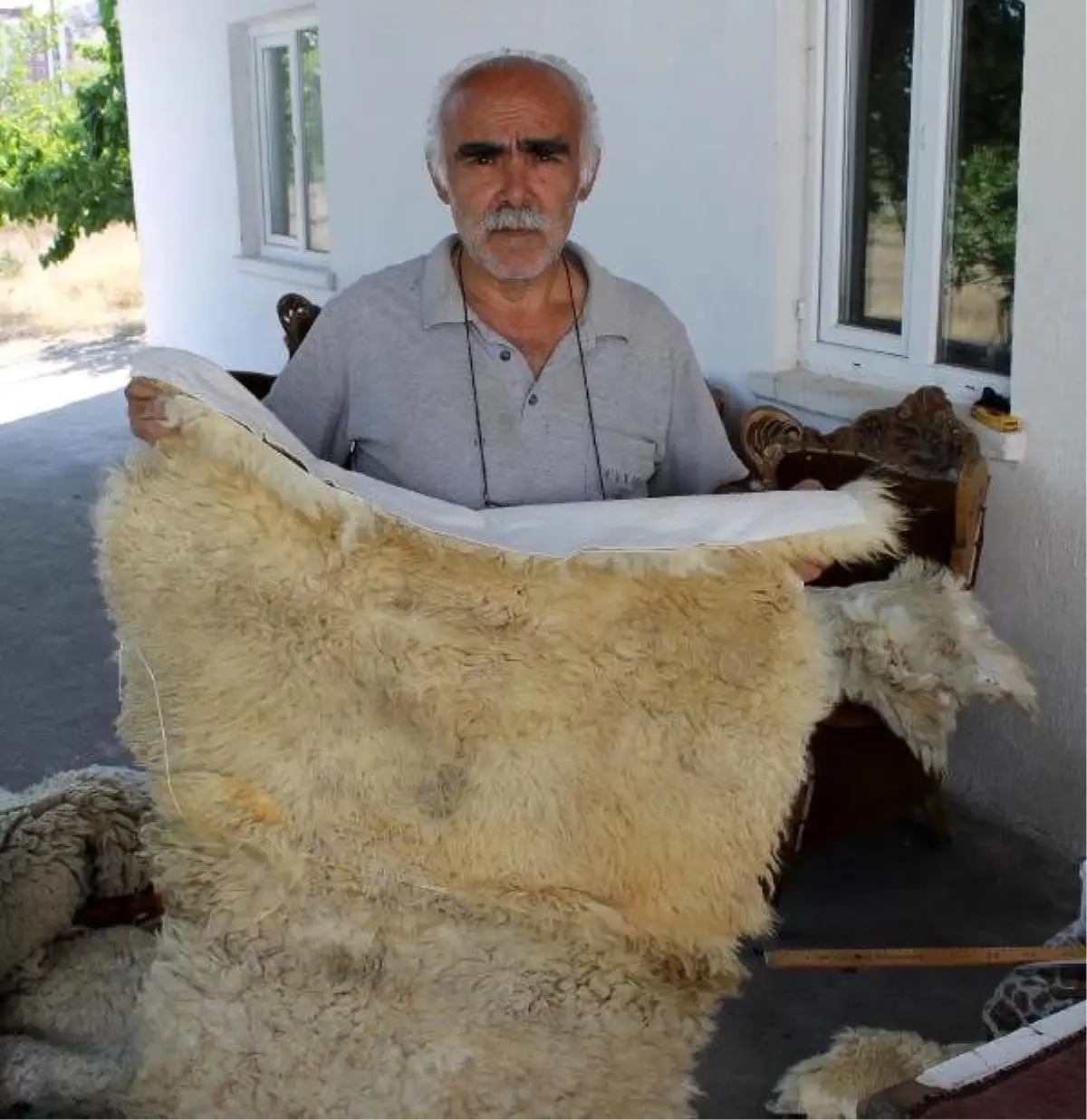 Koyun derilerini işleyerek çoban kürkü yapıyor