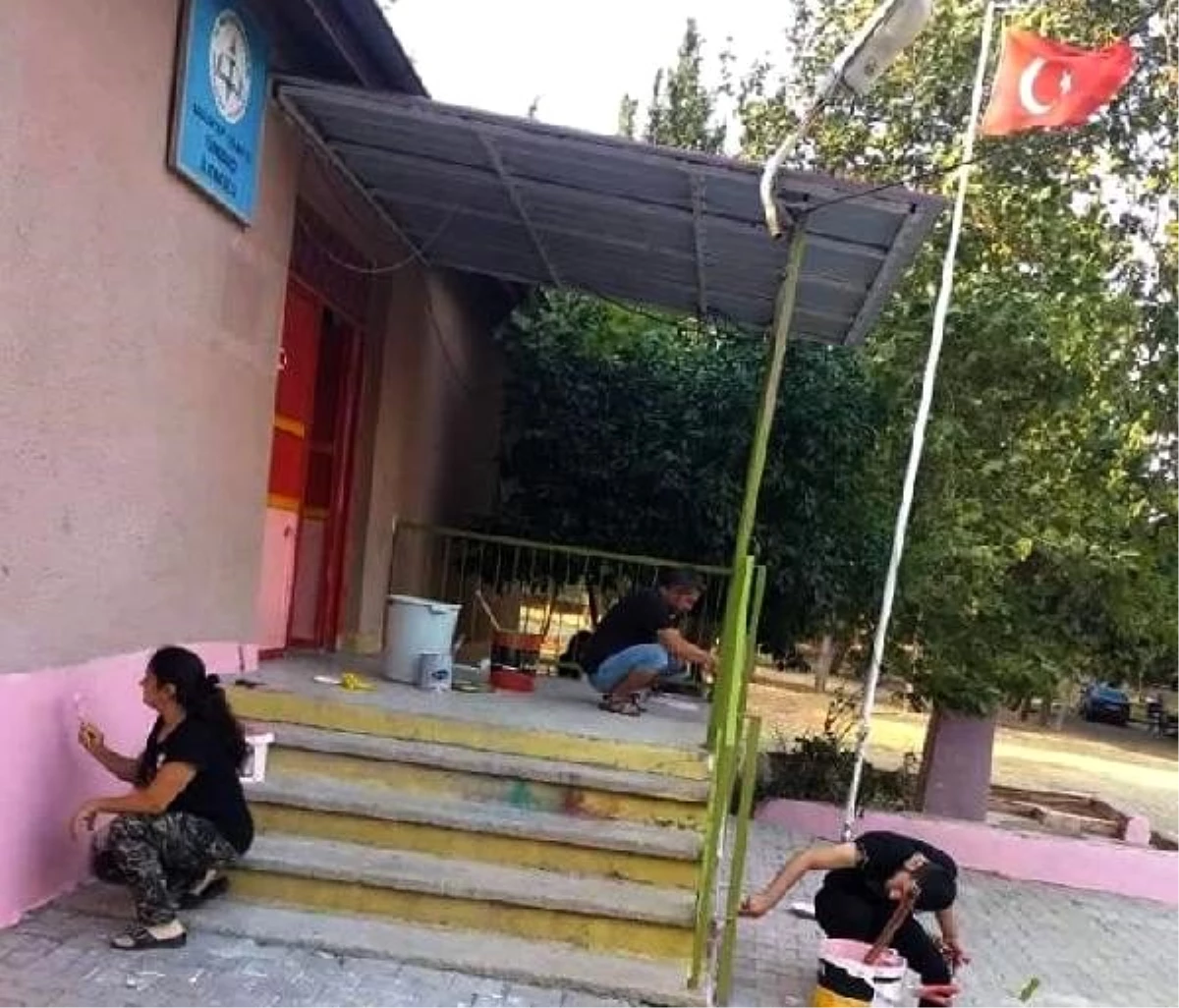 Muhtar, müdür, öğretmen ve veliler okulu boyayıp, temizlik yaptı