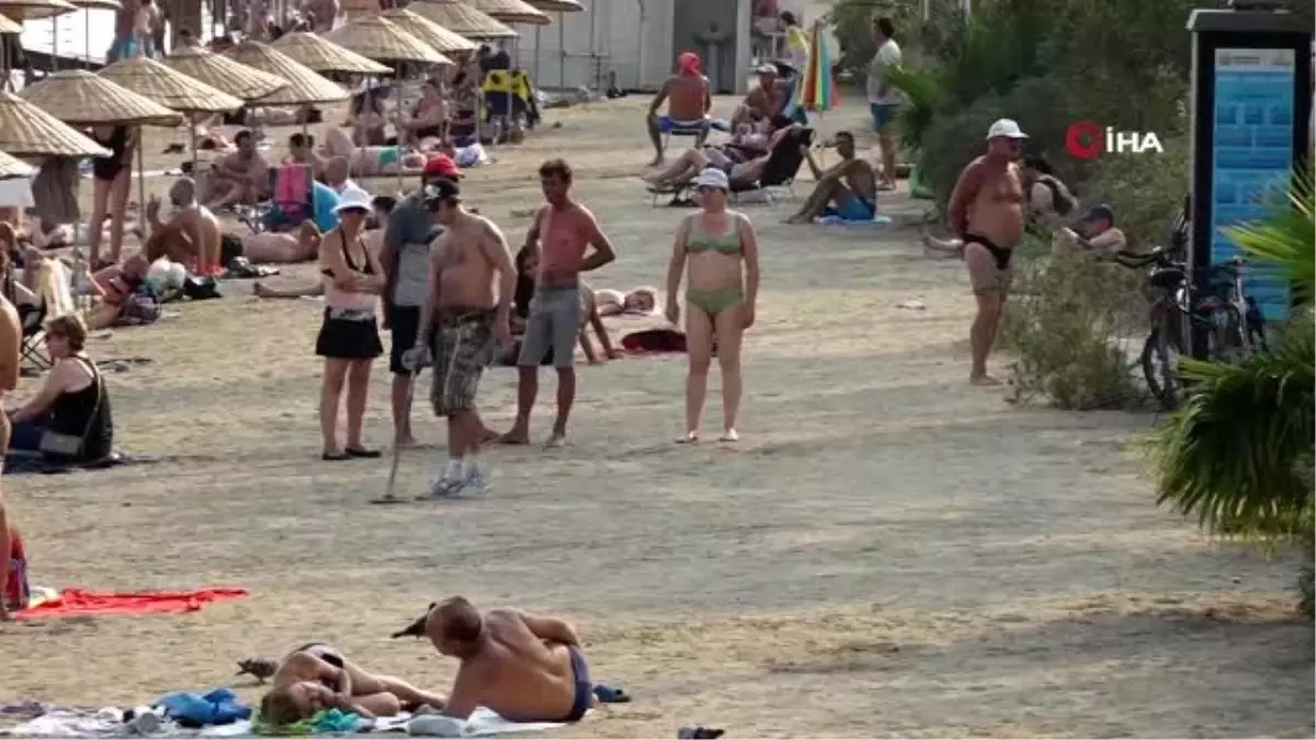 Rus turist güpegündüz plajda define aradı, "Temizlik yapıyorum" diyerek kendi savundu