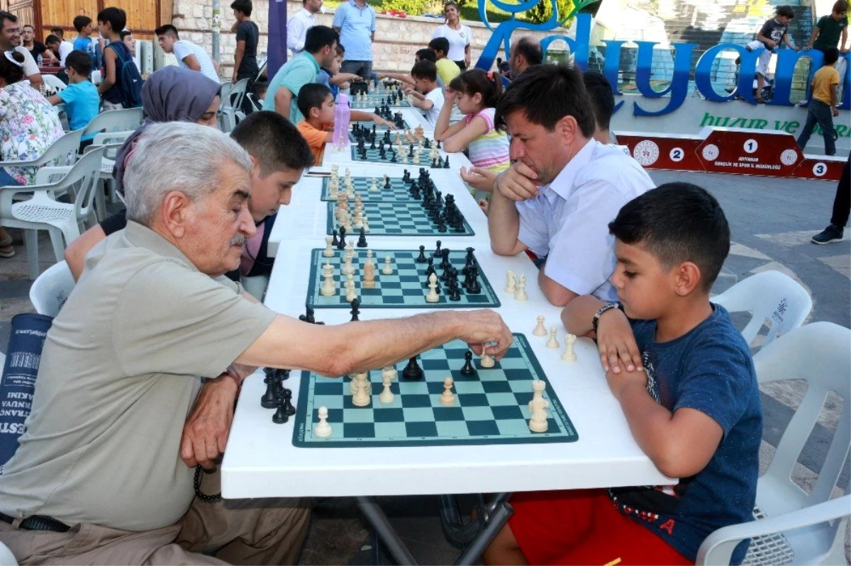 \'Sokakta Satranç Var\' turnuvası düzenlendi