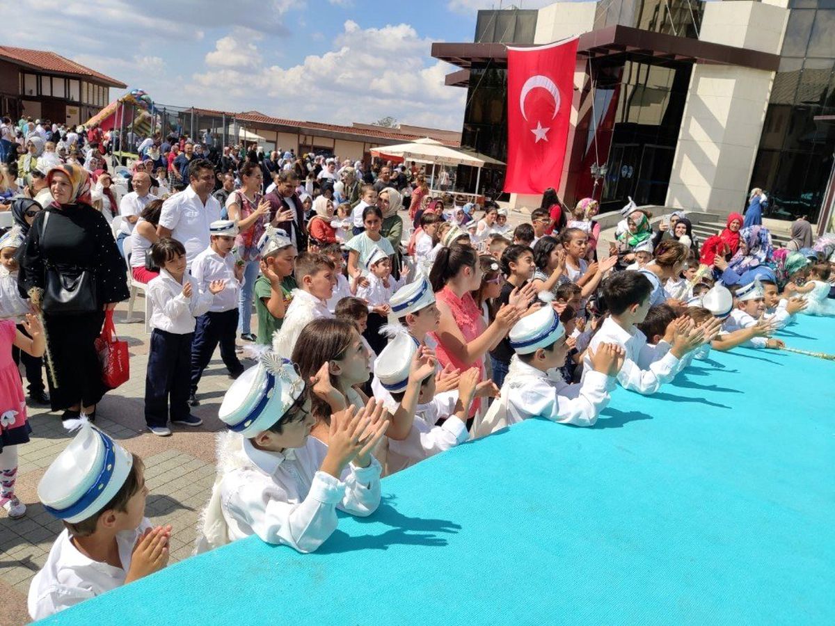 Üsküdar\'da yüzlerce çocuk sünnet şöleninde erkekliğe ilk adımı attı