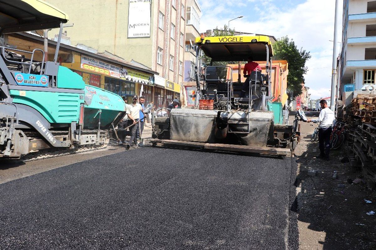 Ağrı\'da asfalt çalışmaları devam ediyor