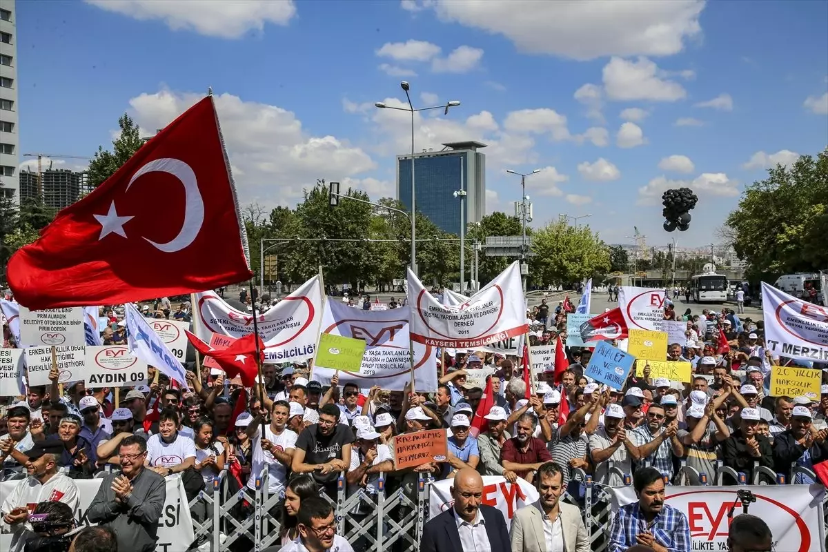 Ankara\'da "emeklilikte yaşa takılanlar" eylemi