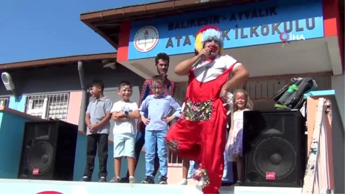 Ayvalık\'ta minikler okulun ilk gününe şenlikle başladıMiniklere "Okuluna Hoş geldin" şenliği