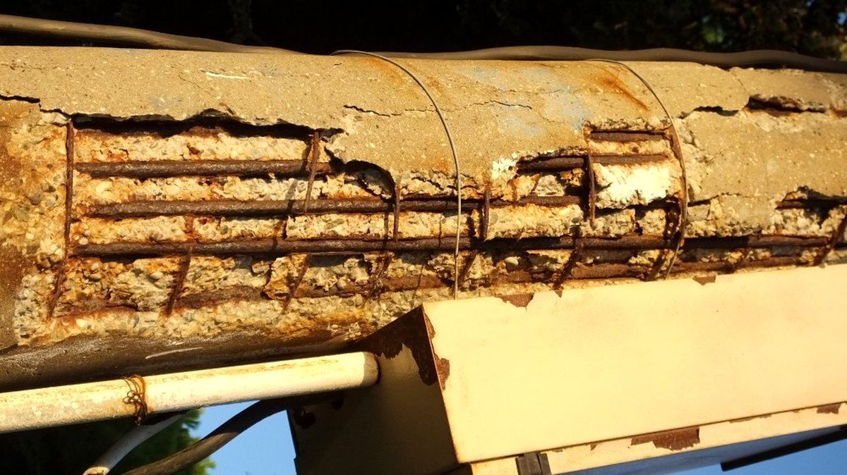 Burhaniye\'de eskiyen elektrik direği tehlike saçıyor