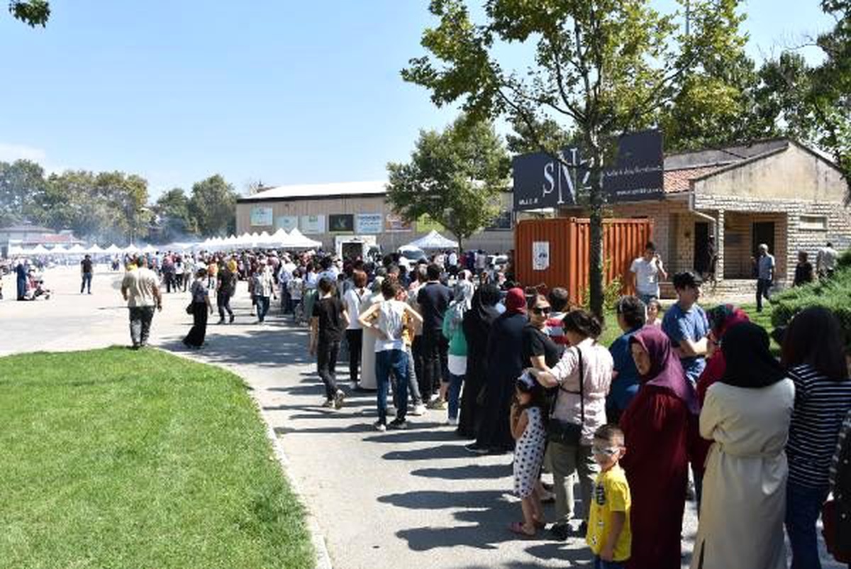 Bursa\'da bedava köfte ekmek kuyruğu