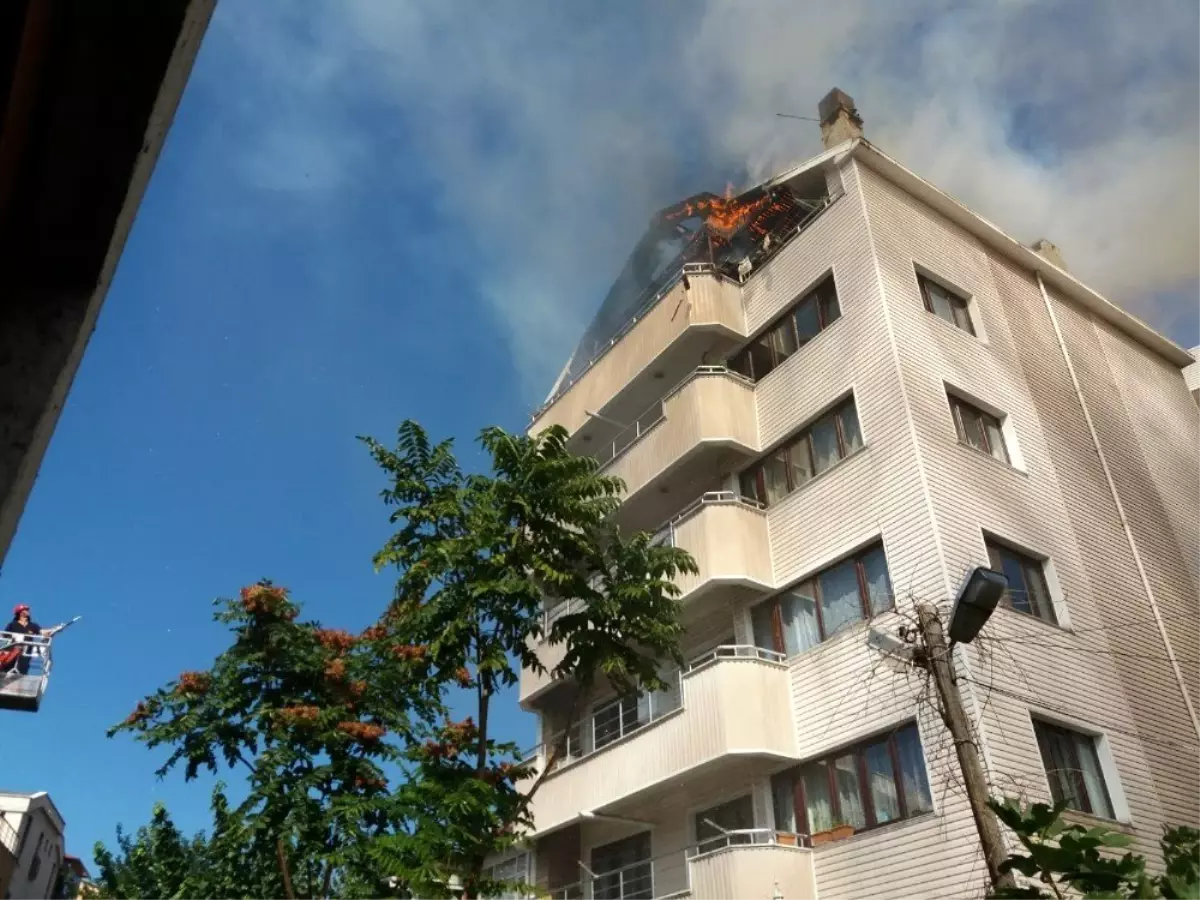 Çatı katında çıkan yangın mahalleliyi korkuttu