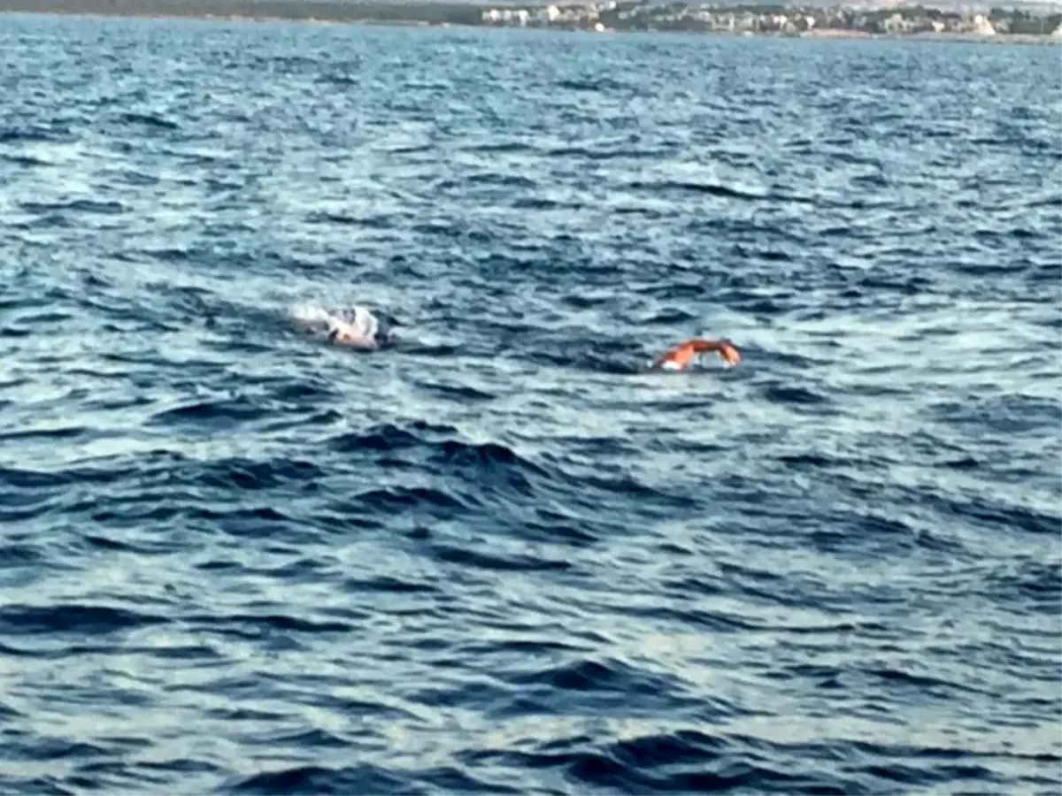 Çocuk istismarına dikkat çekmek için 24 kilometre kulaç attılar