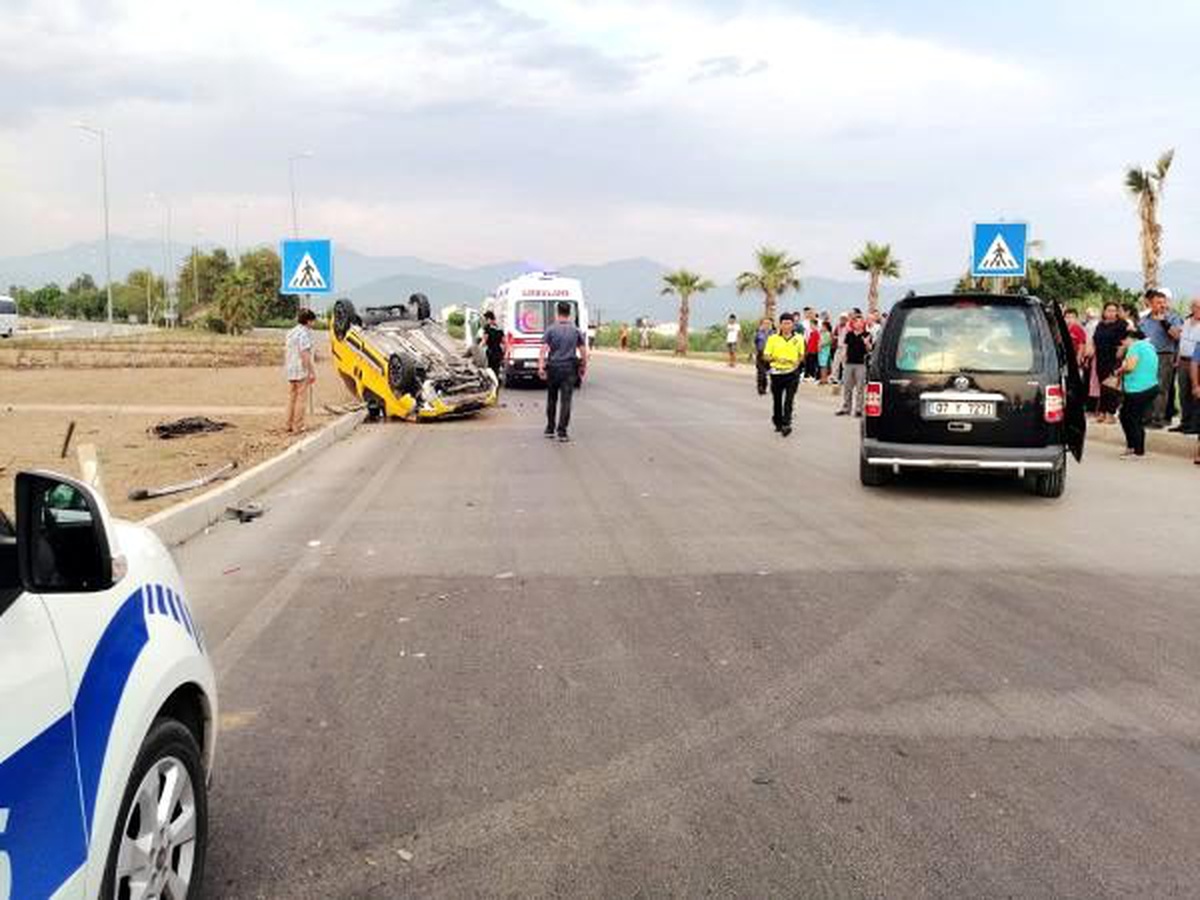 Hafif ticari araçla taksi çarpıştı: 1\'i turist 2 yaralı