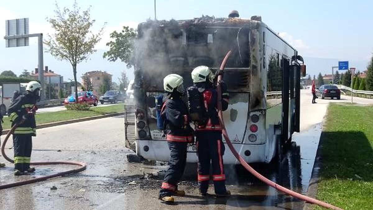 Halk otobüsünün motoru yandı