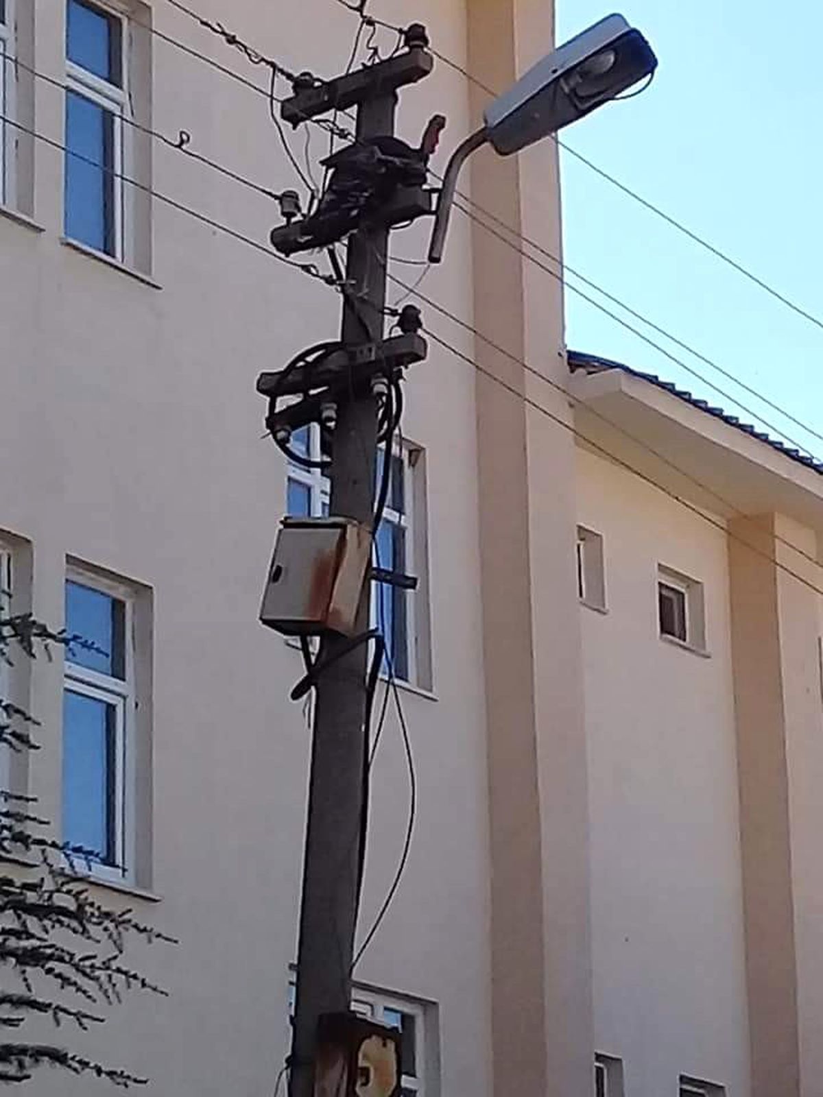 Hindi elektrik direğinde mahsur kaldı, ekipler kurtardı