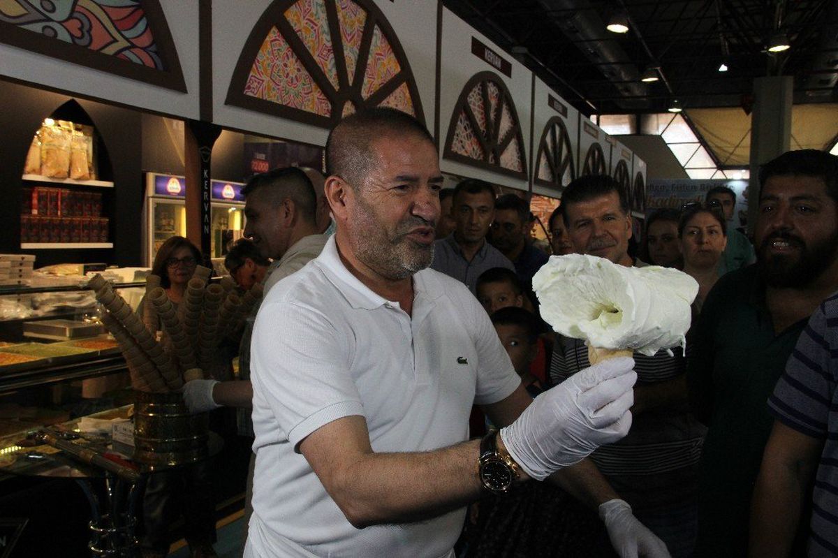 İzmir\'de 20 dakikada 250 kilo dondurma tükendi